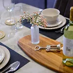 Apartment Chic & Elegant Hideaway - Your Luxury Escape *