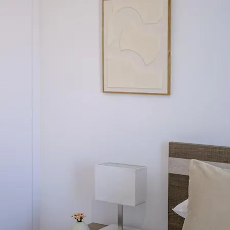 Chic & Elegant Hideaway - Your Luxury Escape Daire Livadhia
