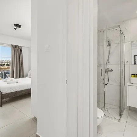 Chic & Elegant Hideaway - Your Luxury Escape Apartament