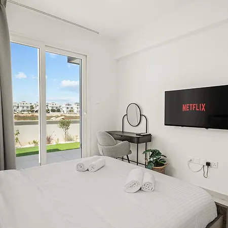 Chic & Elegant Hideaway - Your Luxury Escape Apartment Livadhia