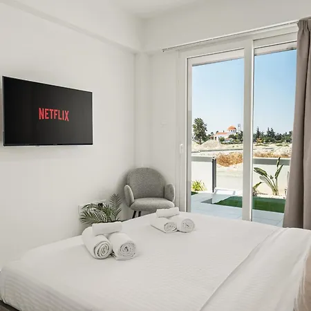 Chic & Elegant Hideaway - Your Luxury Escape Livadhia