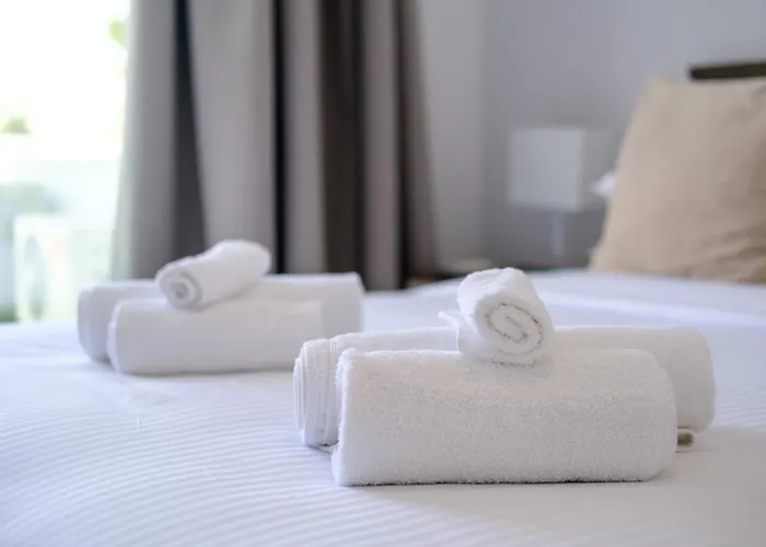 Chic & Elegant Hideaway - Your Luxury Escape Apartmán