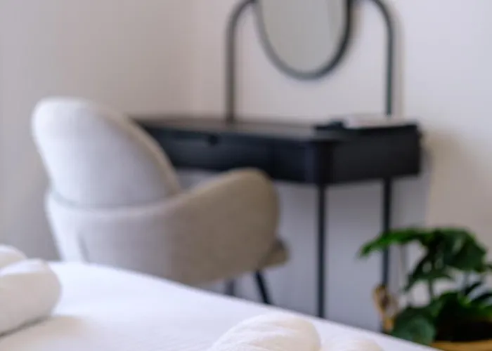 Chic & Elegant Hideaway - Your Luxury Escape Apartmán